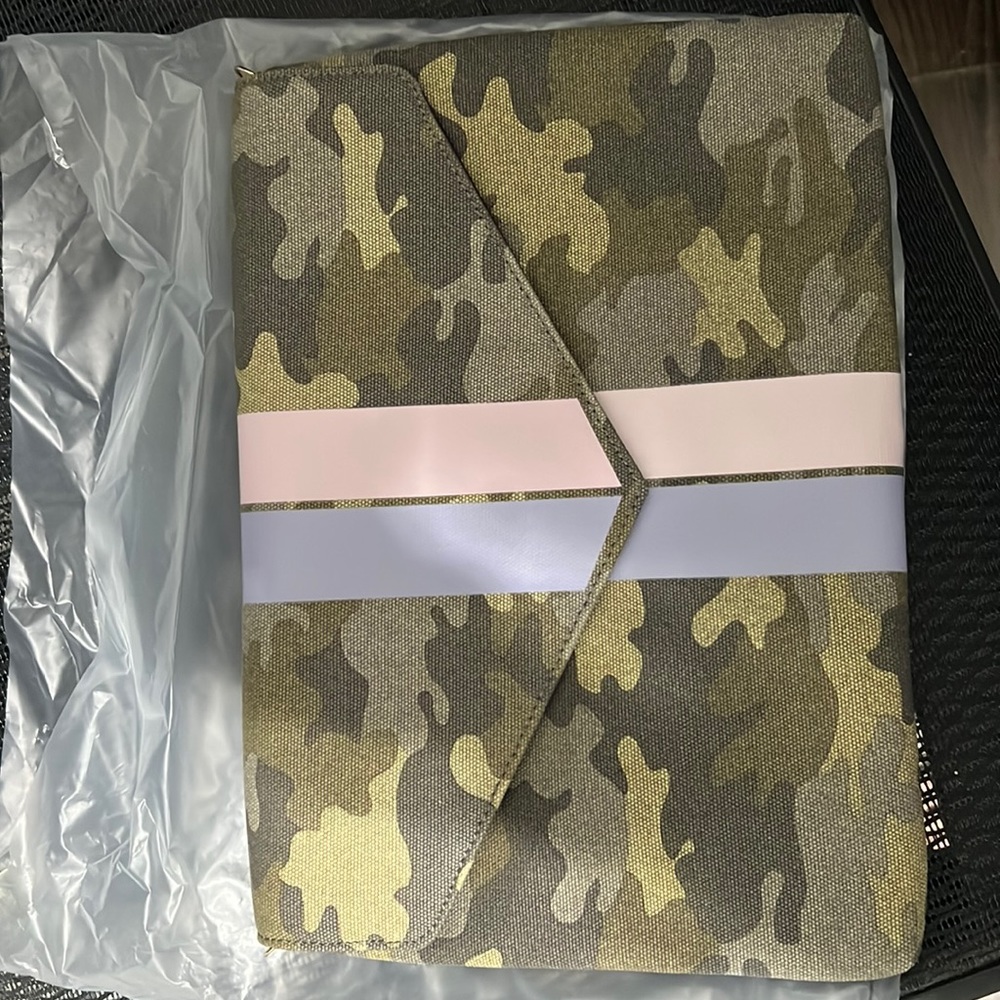 Stella & Dot Bellamy Camo clutch - New